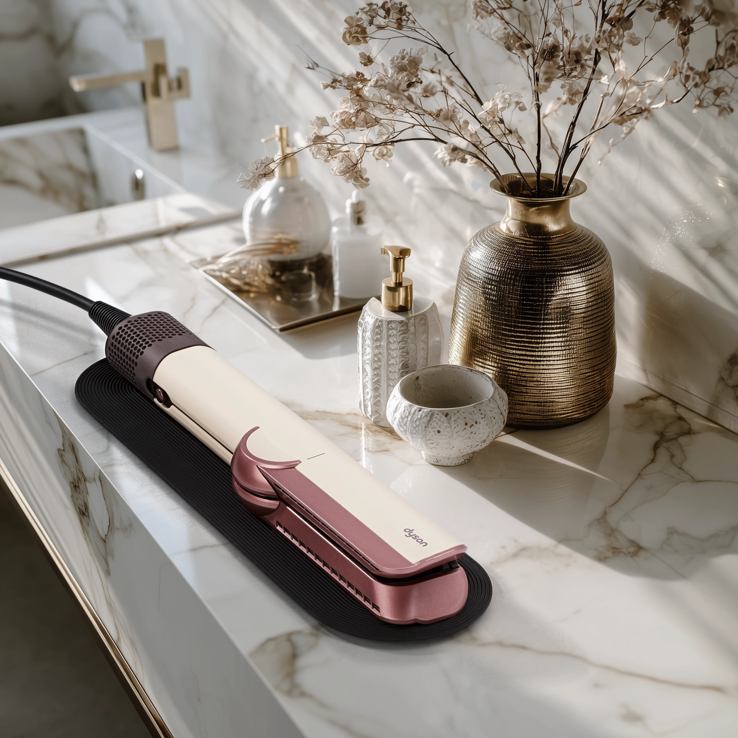 Dyson Airstrait Ceramic Pink Rose im Badezimmer - Moodbild 1