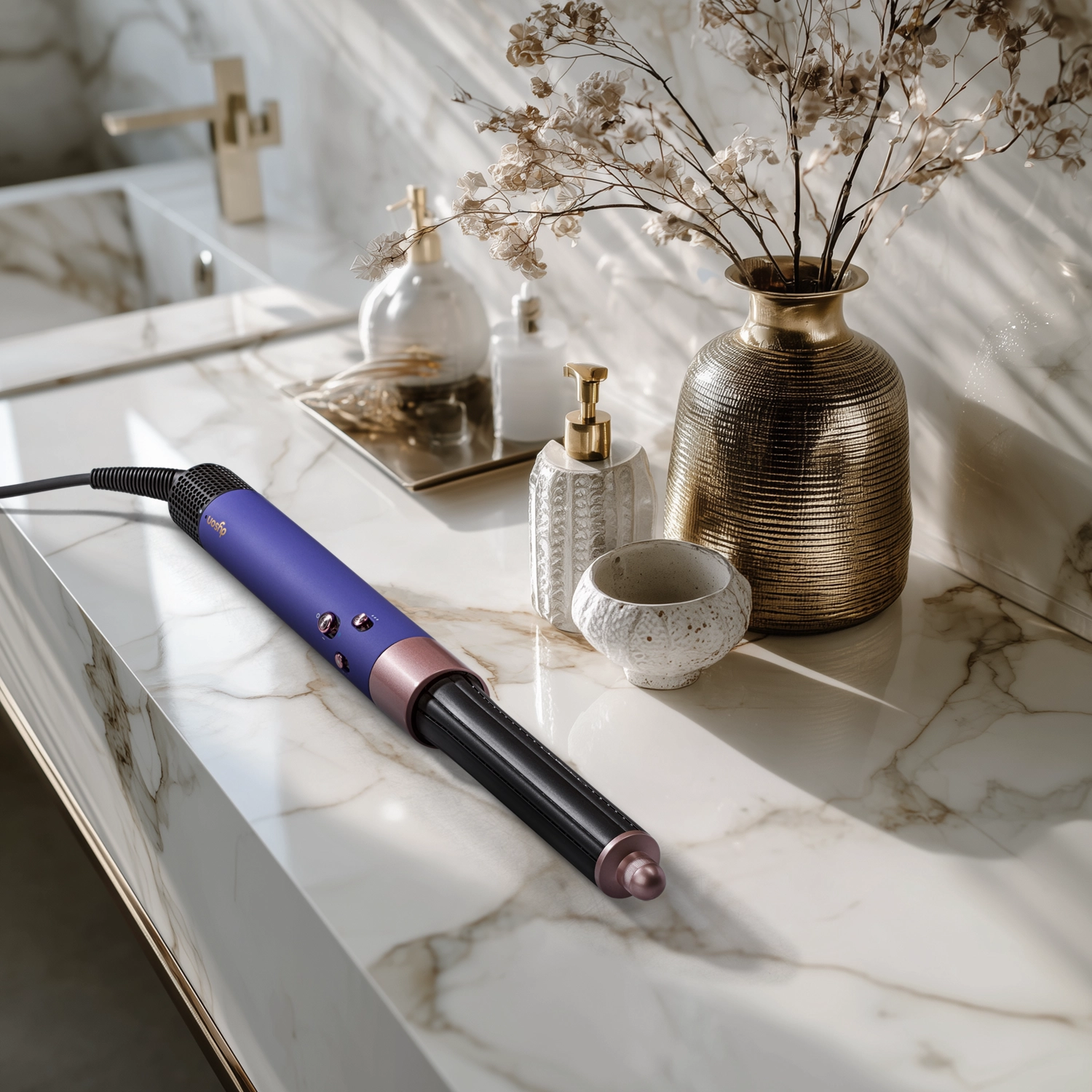 Dyson Airwrap Nachtblau Rose im Badezimmer - Moodbild 1